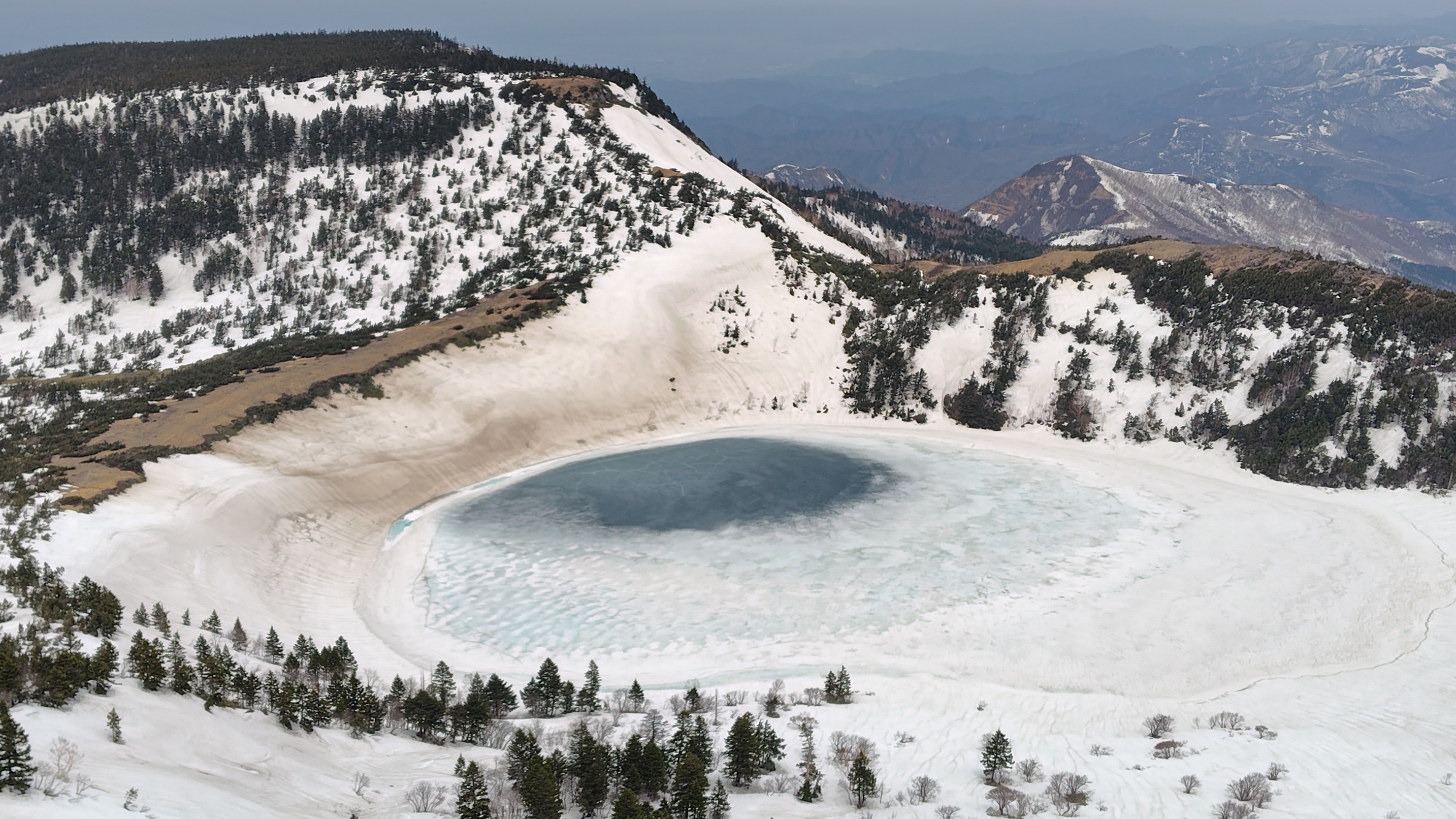 魔女の瞳(春)(一切経山)